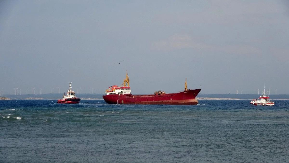 Bozcaada\'da karaya oturan gemi kurtarıldı
