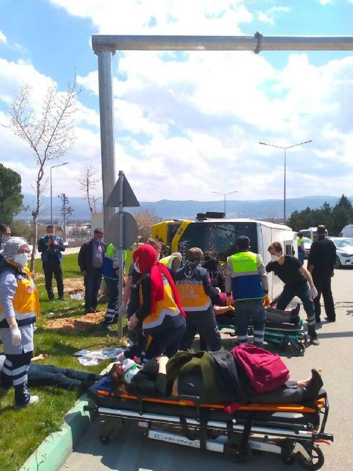 Bursa\'da, direğe çarpan yolcu midibüsü yan yattı: 5 yaralı