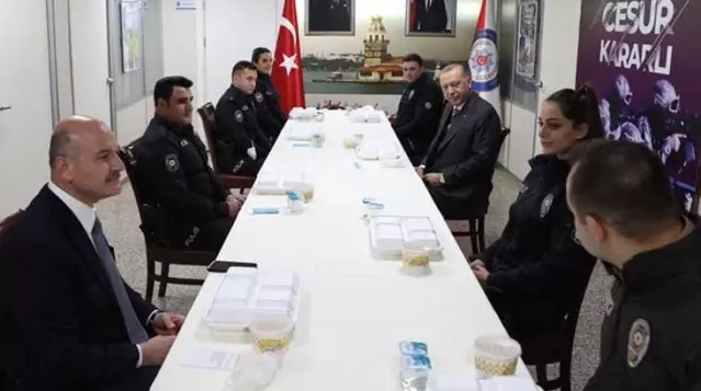 Cumhurbaşkanı Erdoğan ve Bakan Soylu, Çengelköy Polis Merkezi'nde iftar yaptı Cumhurbaşkanı Erdoğan ve Bakan Soylu, Çengelköy Polis Merkezi'nde iftar yaptı