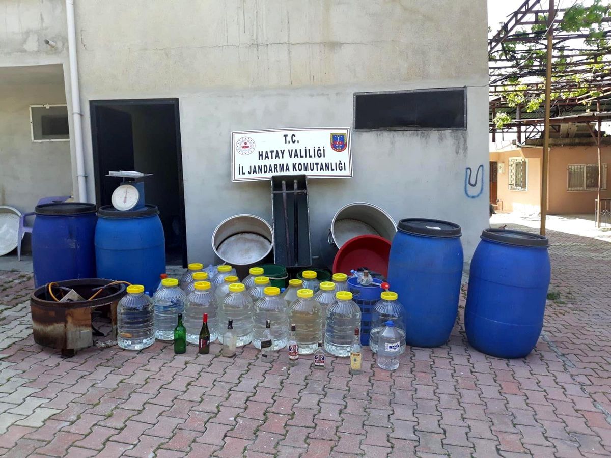 Son dakika: Defne\'de 745 litre sahte içki ele geçirildi