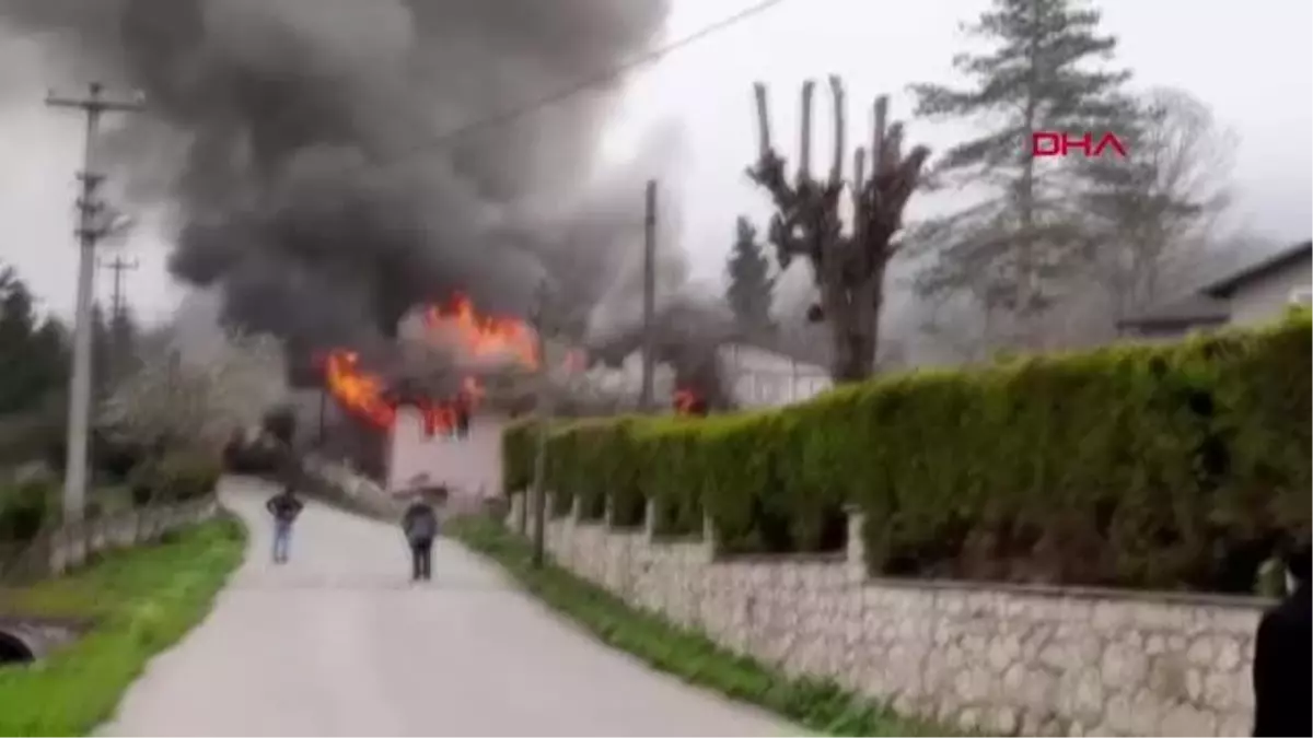 DÜZCE\'DE 2 EV YANDI