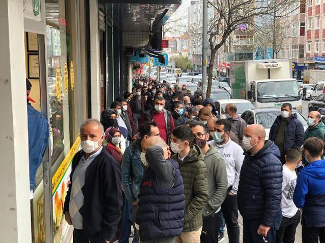 ESENLER'DE SOSYAL MESAFESİZ BAKLAVA KUYRUĞU