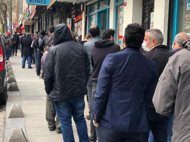 ESENLER'DE SOSYAL MESAFESİZ BAKLAVA KUYRUĞU