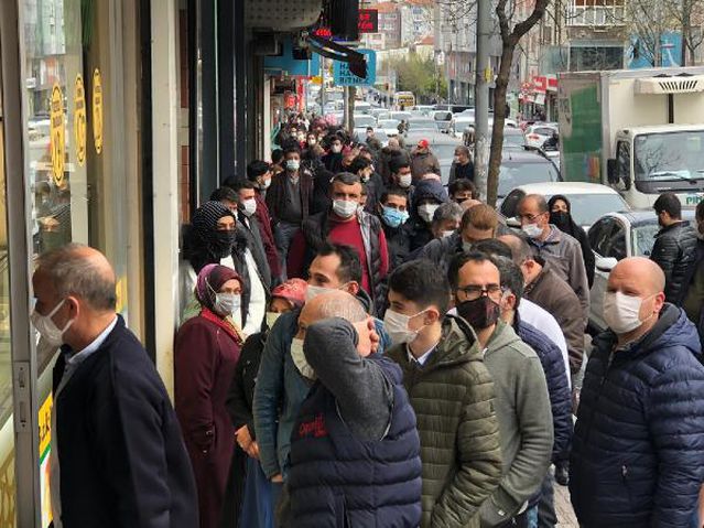 ESENLER'DE SOSYAL MESAFESİZ BAKLAVA KUYRUĞU