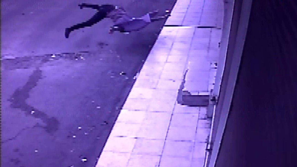 Evin balkonundan yere böyle düştü