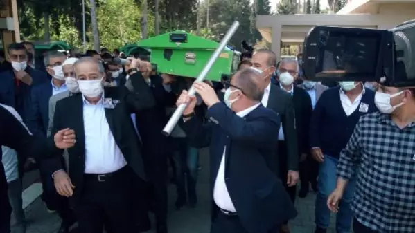 Fatih Terim'in omuz verdiği tabutun direği elinde kaldı Fatih Terim'in omuz verdiği tabutun direği elinde kaldı