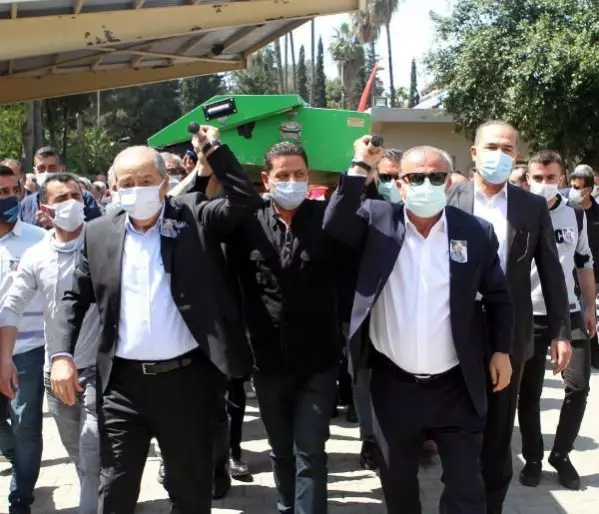 Fatih Terim'in omuz verdiği tabutun direği elinde kaldı Fatih Terim'in omuz verdiği tabutun direği elinde kaldı