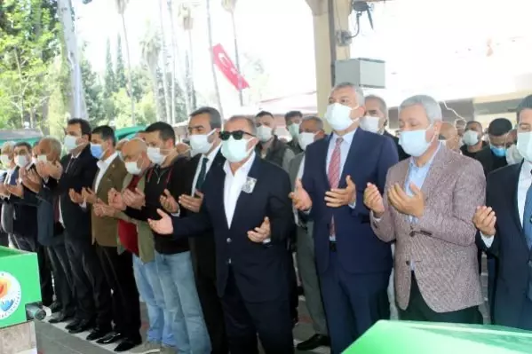 Fatih Terim'in omuz verdiği tabutun direği elinde kaldı Fatih Terim'in omuz verdiği tabutun direği elinde kaldı