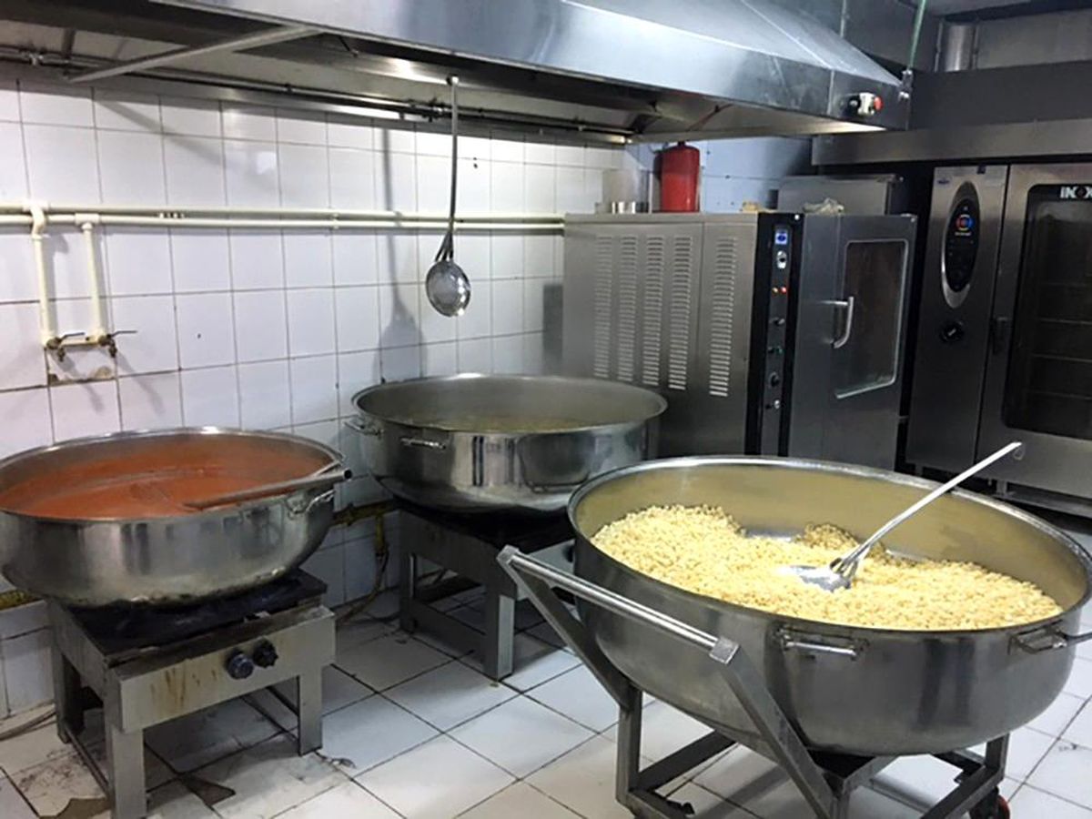 Gaziosmanpaşa\'da ihtiyaç sahiplerine her gün 1 ton yemek dağıtılıyor