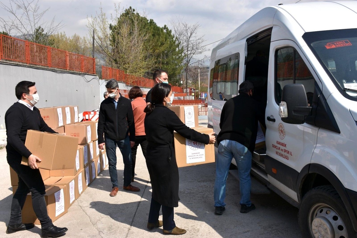 Gençlik ve Spor İl Müdürlüğü personellerinden ihtiyaç sahiplerine gıda yardımı