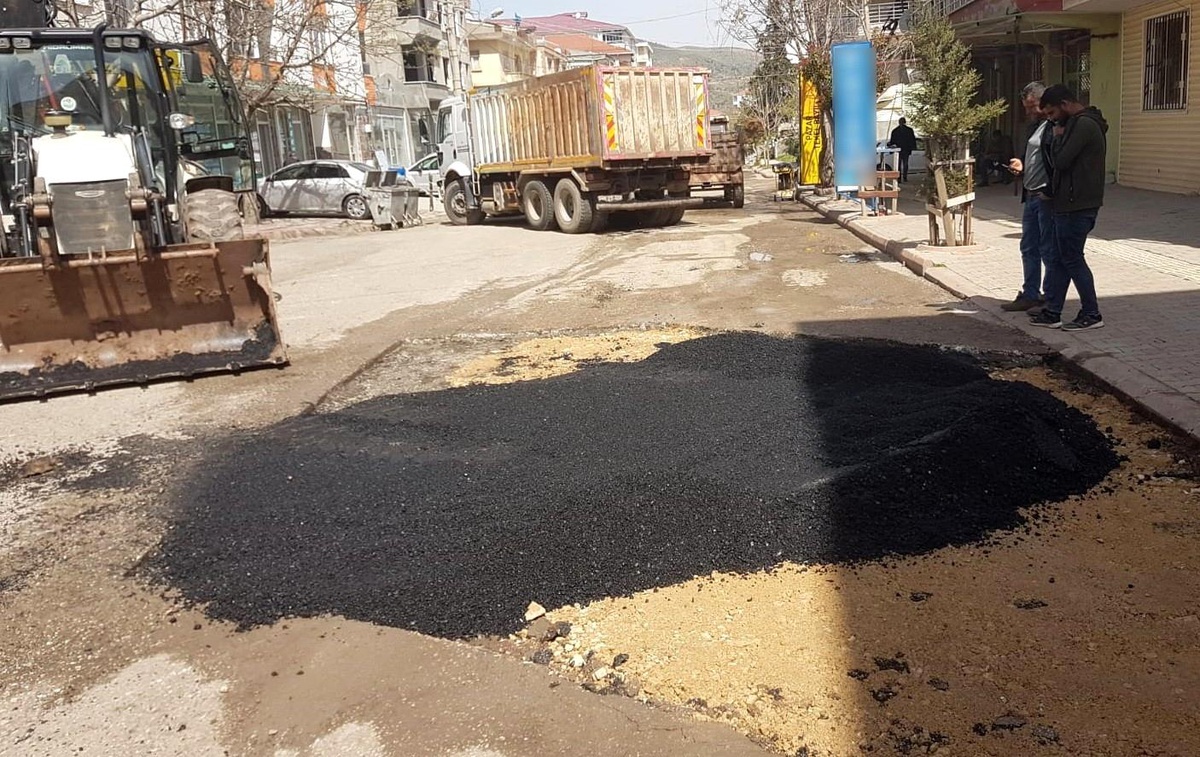 Gölbaşı Belediyesi bozulan yolları onarıyor