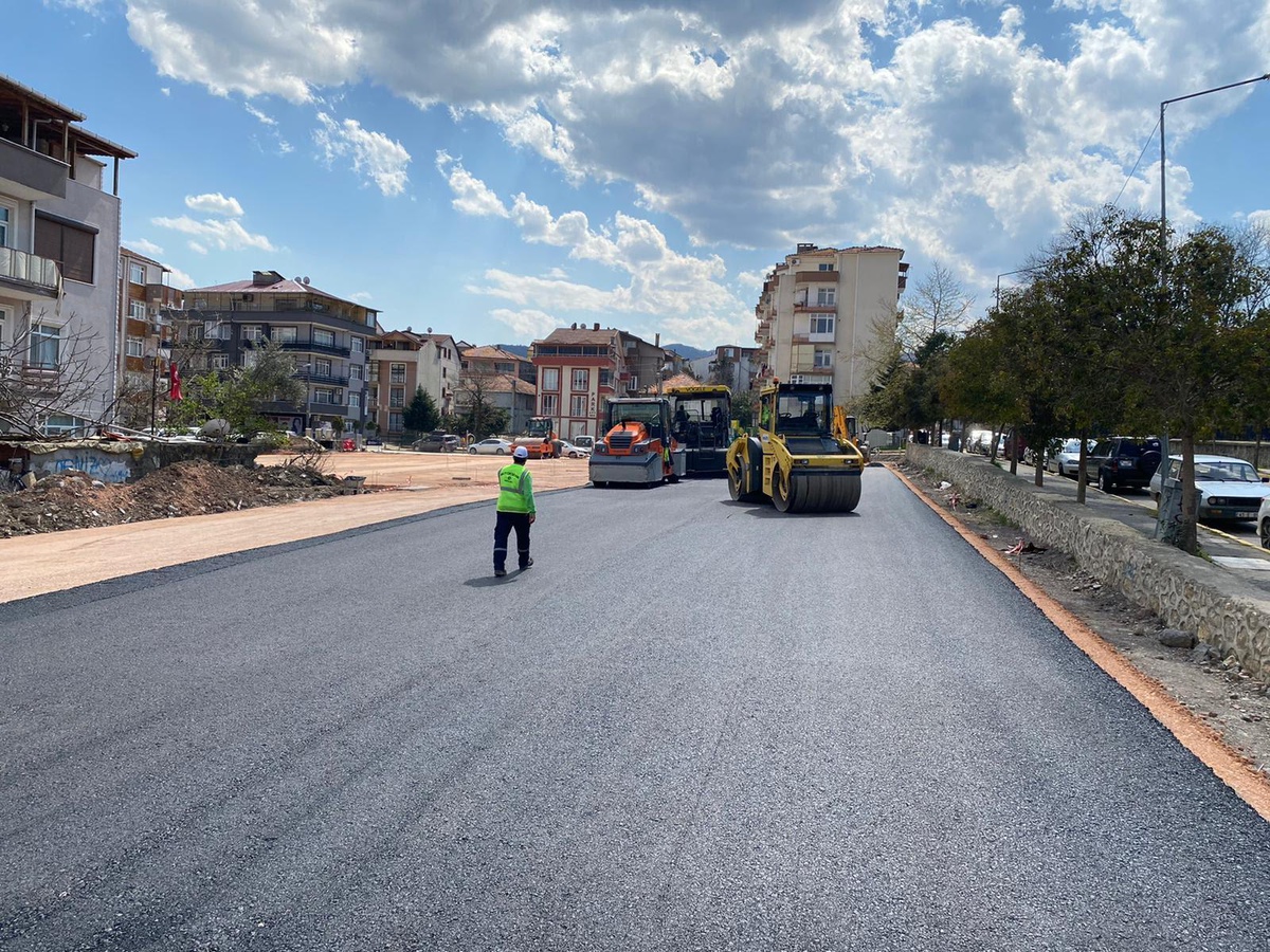 Gölcük Donanma Caddesi\'ndeki otopark tamamlanıyor