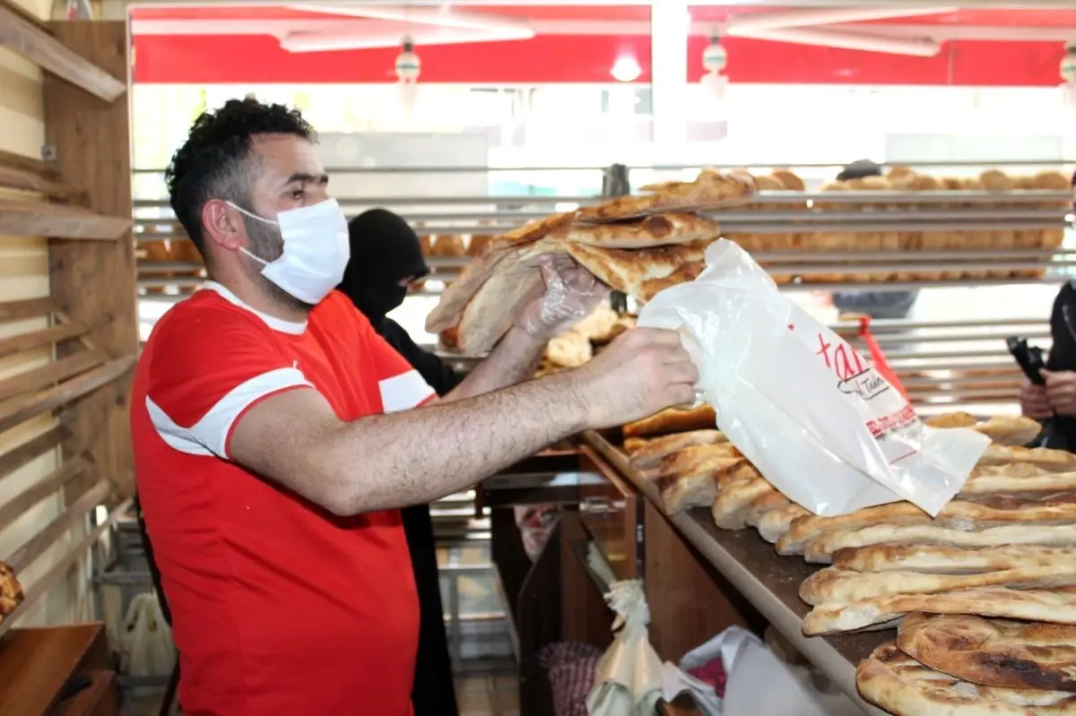 Iğdır\'da fırıncıların yoğun pide mesaisi