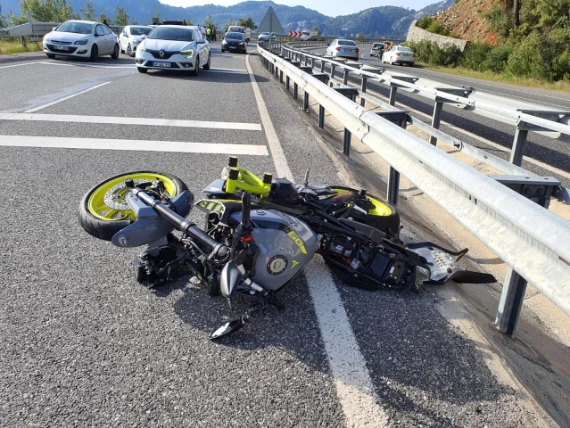 Kontrolden çıkan motosiklet refüje çarptı: 2 arkadaş hayatını kaybetti