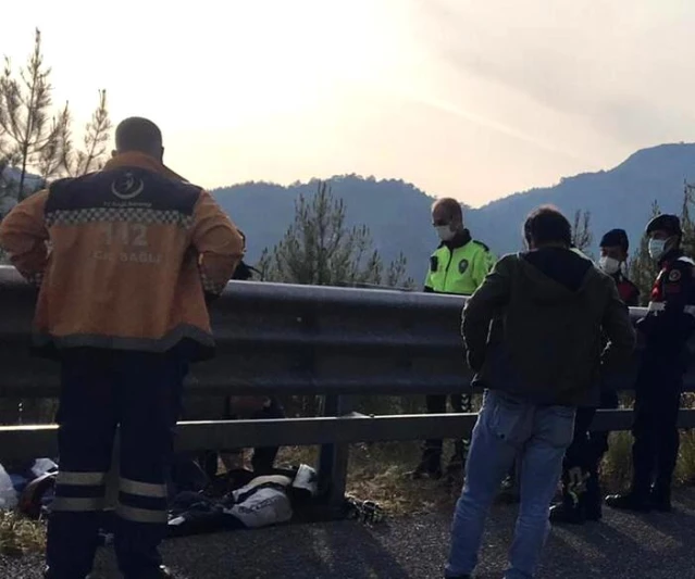 Kontrolden çıkan motosiklet refüje çarptı: 2 arkadaş hayatını kaybetti