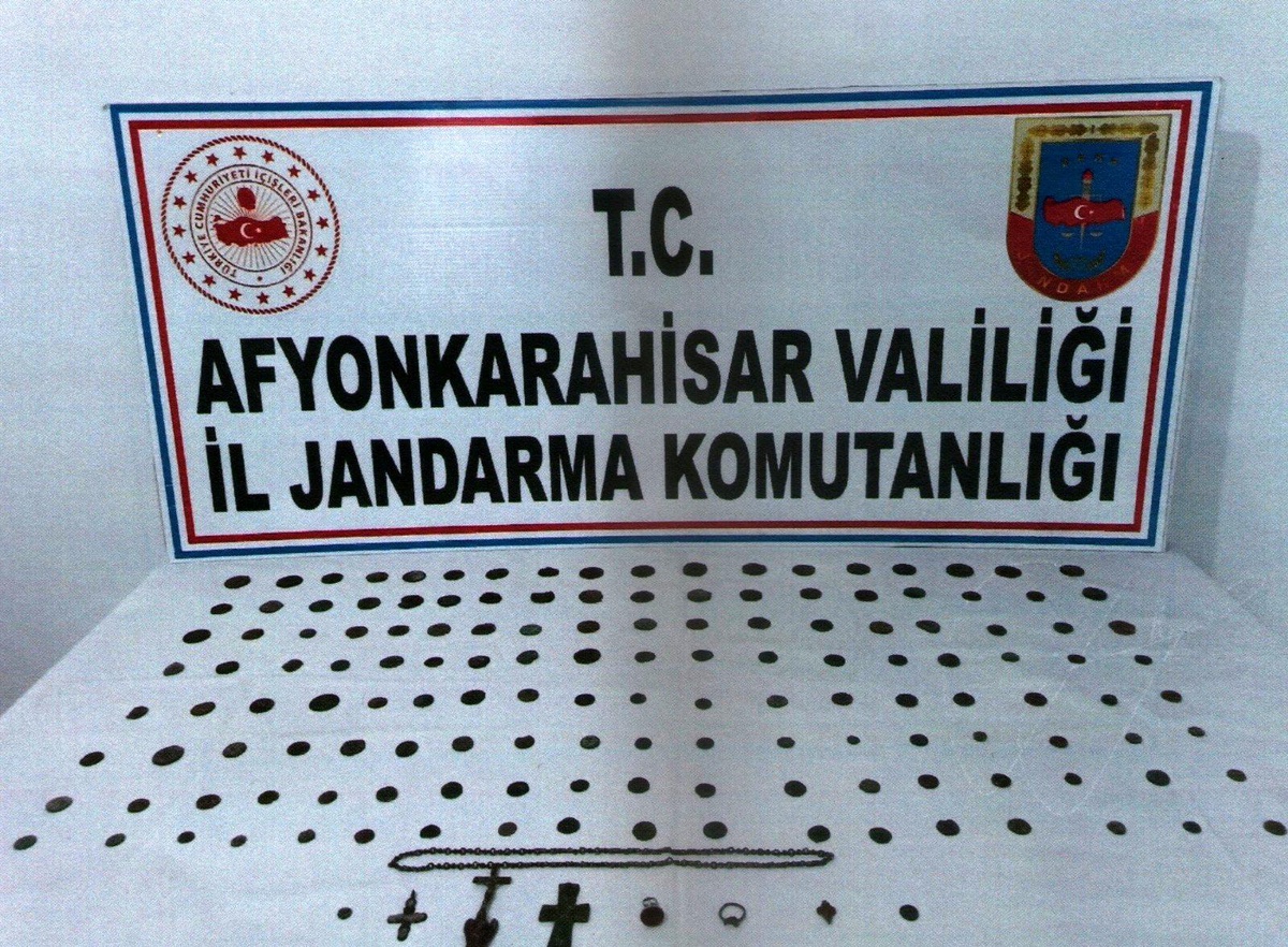 Jandarma küçük bir müzeye yetecek sayıda 153 parça tarihi eser ele geçirdi