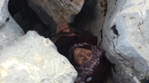 Kayalıklar arasında sıkışmış halde bulunan yaşlı kadın yaşamını yitirdi