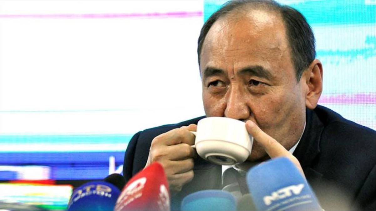 Kırgızistan Sağlık Bakanı Beyşenaliyev, \'korona tedavisinde kullanılıyor\' deyip kameralar karşısında zehirli bitkiyi kaynatıp içti