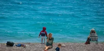 Kısıtlama öncesi Konyaaltı Sahili'ne akın ettiler