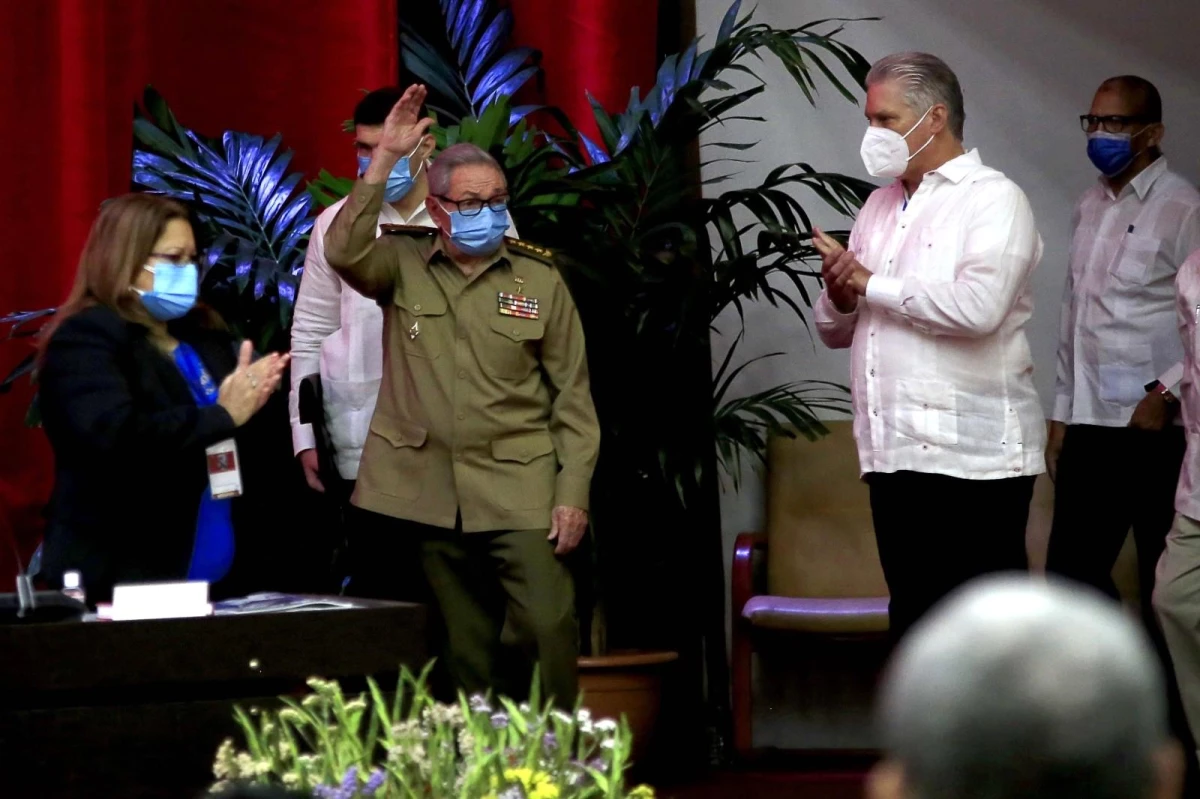 Küba\'nın eski Devlet Başkanı Castro, FCC Genel Sekreterliği görevini bıraktı