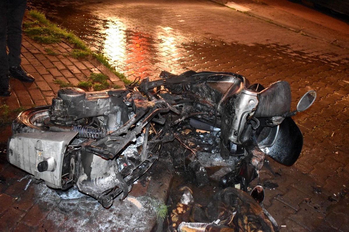 Motosiklette çıkan yangın dükkanı yakmadan söndürüldü