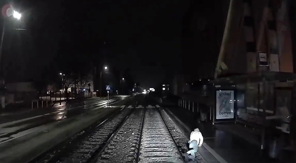 Raylara düşen genç kadın, tramvayın altında kalmaktan kıl payı kurtuldu