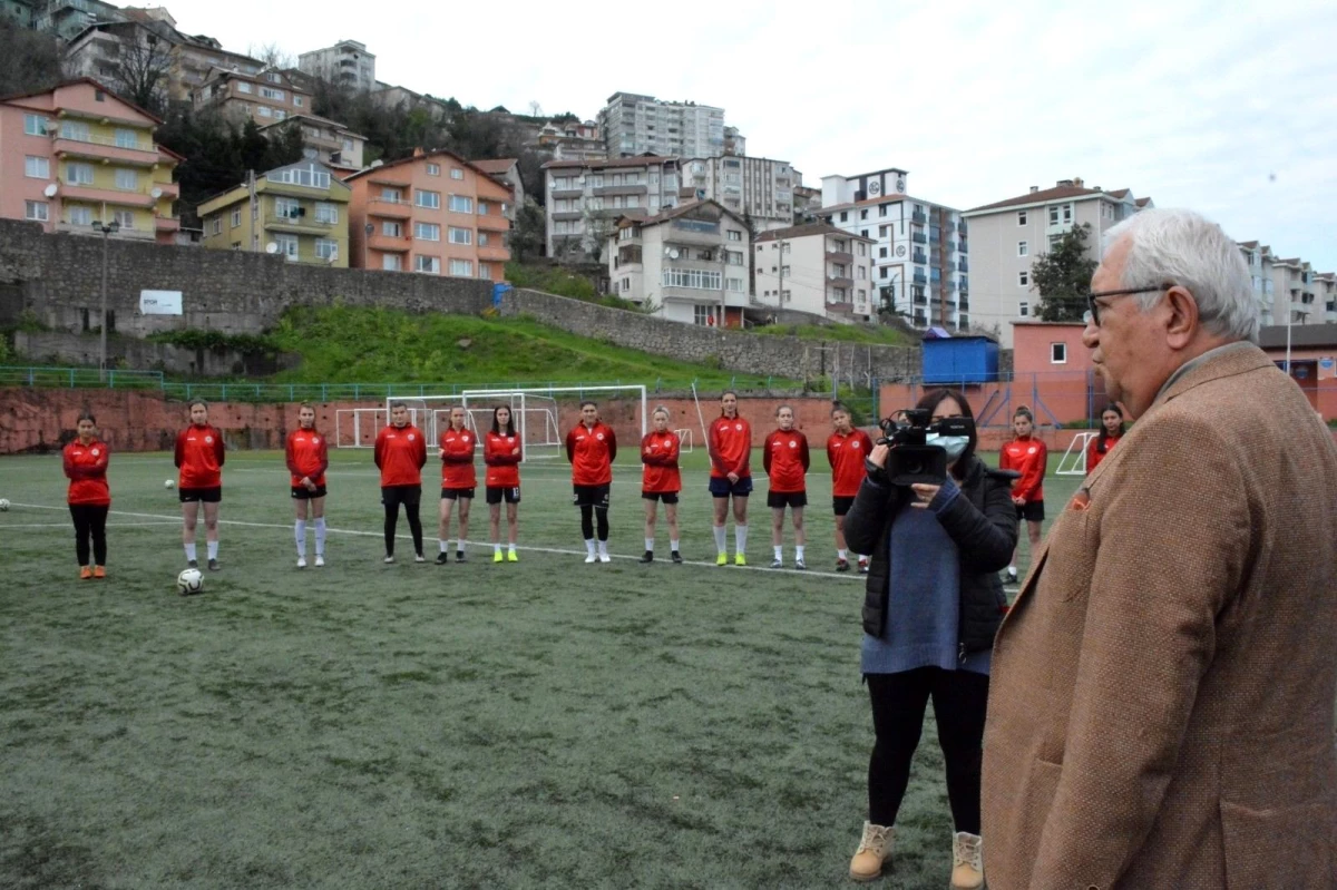 Posbıyık\'tan kadın futbol takımına destek