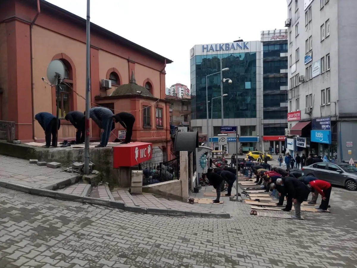 Ramazan ayının ilk Cuma Namazı\'nda camiler doldu