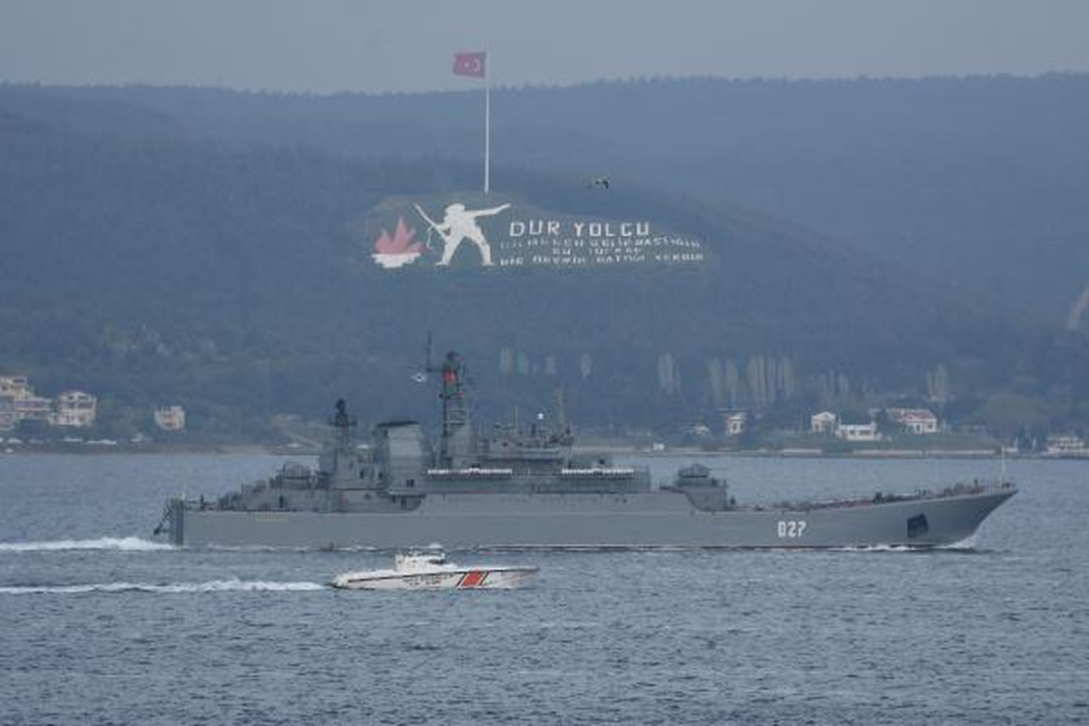 Rus savaş gemileri peş peşe Çanakkale Boğazı\'ndan geçti