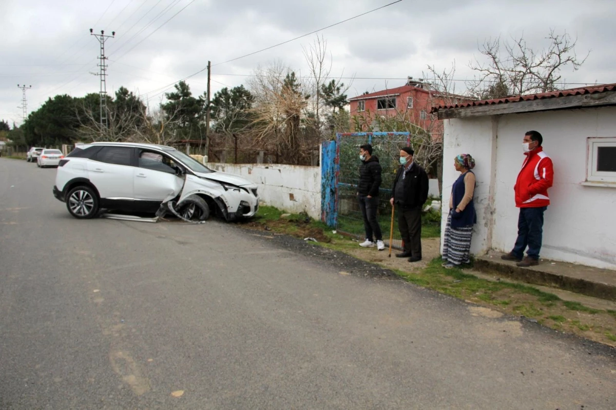 Sinop\'ta cip bahçe duvarına çarptı: 3 yaralı