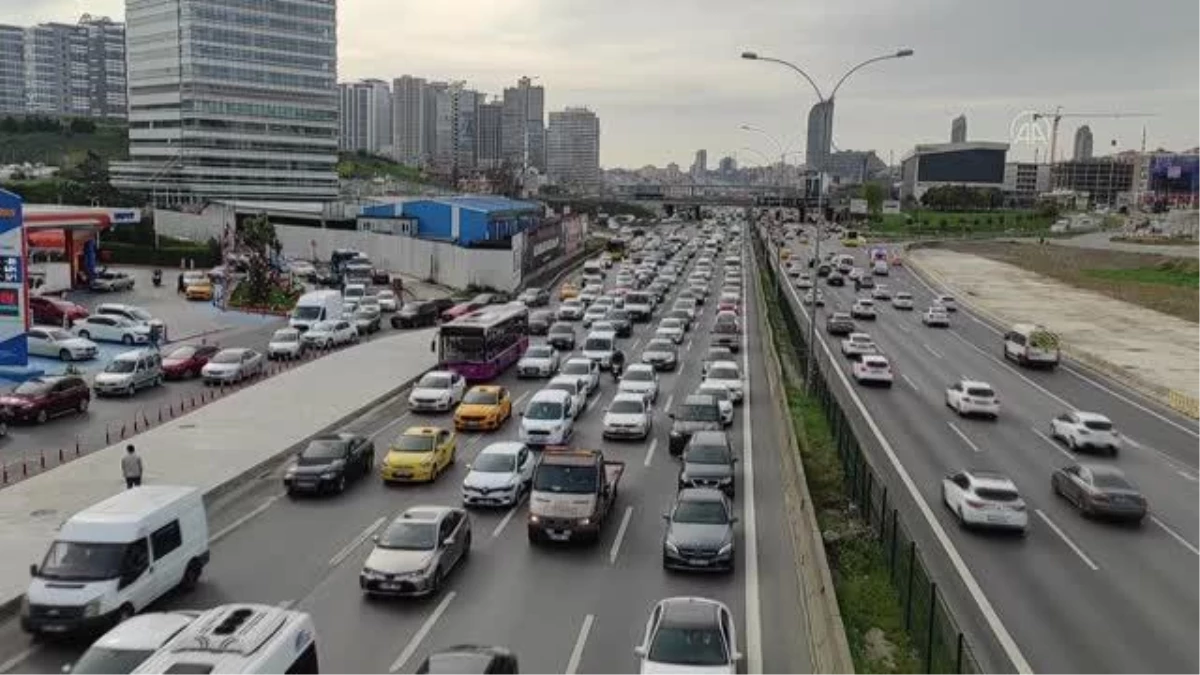 Sokağa çıkma kısıtlaması öncesi trafikte yoğunluk oluştu