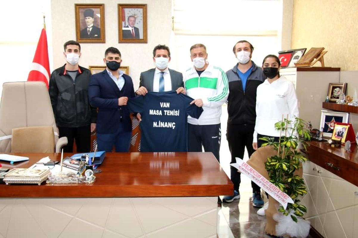 Tenisçilerden Müdür İnanç\'a teşekkür ziyareti
