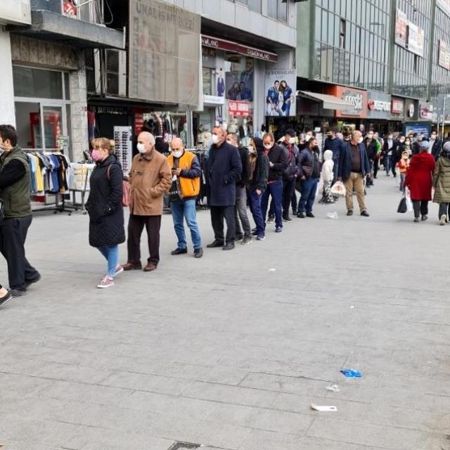 Ucuz baklavayı duyanlar salgını unuttu! Dükkan önündeki uzun kuyruk 'pes' dedirtti