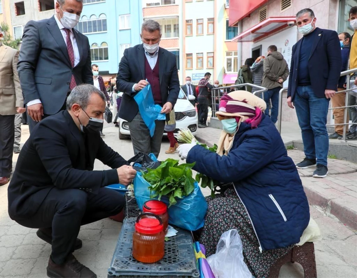 Vali esnaftan satın aldığını vatandaşa dağıttı