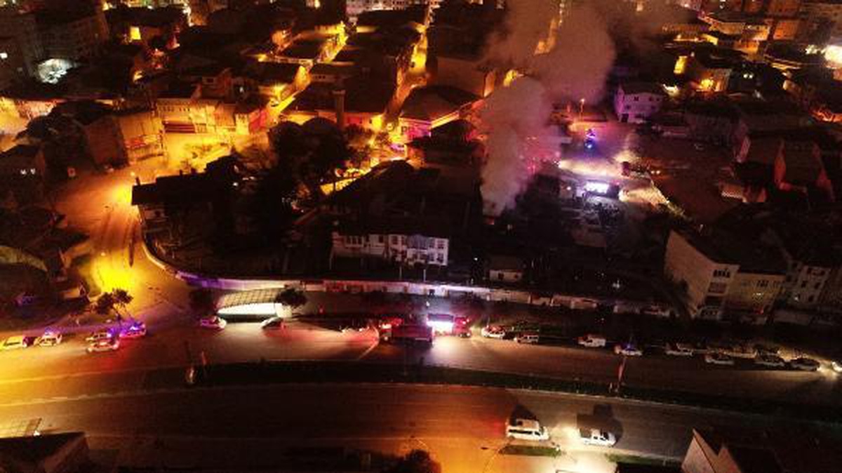 Yıkılma tehlikesi geçiren tarihi bina, alevlere teslim oldu (2)