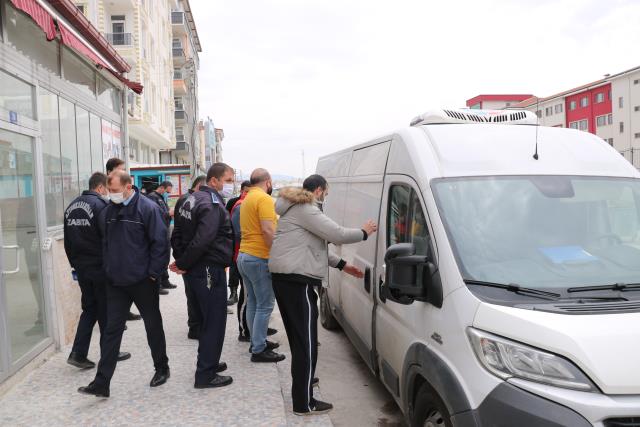 Yola kan sızdıran kamyonetin kapısı açılınca gerçek ortaya çıktı