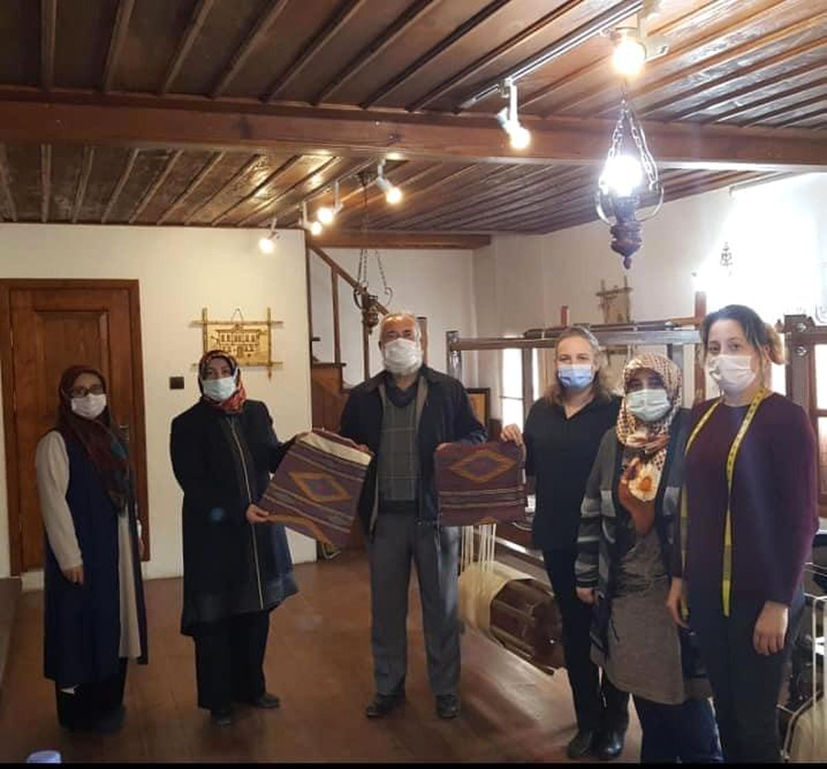 Afyon\'un yöresel kıyafetleri Lefke bezi el dokuma atölyesinde dokundu