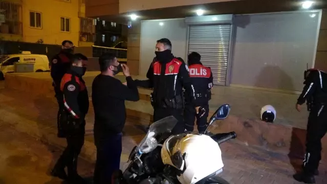 Sokak kısıtlamasını ihlal eden 2 genç ortalığı karıştırdı! Kardeşinin ceza yediğini duyan ağabey, yanındakini tokatladı Sokak kısıtlamasını ihlal eden 2 genç ortalığı karıştırdı! Kardeşinin ceza yediğini duyan ağabey, yanındakini tokatladı