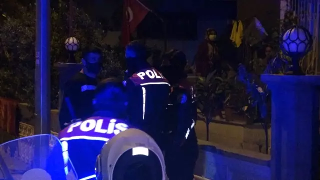 Sokak kısıtlamasını ihlal eden 2 genç ortalığı karıştırdı! Kardeşinin ceza yediğini duyan ağabey, yanındakini tokatladı Sokak kısıtlamasını ihlal eden 2 genç ortalığı karıştırdı! Kardeşinin ceza yediğini duyan ağabey, yanındakini tokatladı