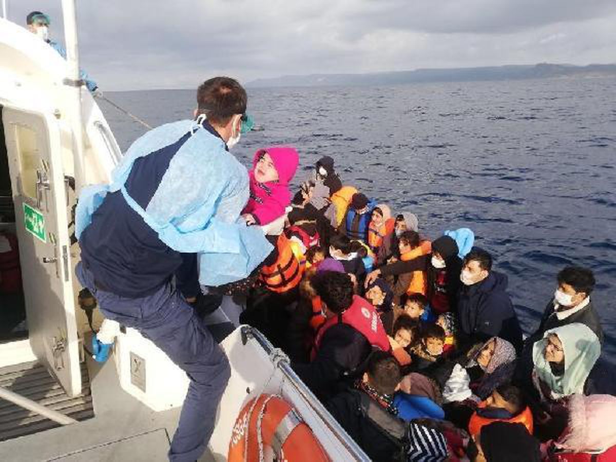 Ayvacık açıklarında, 2 lastik bottaki 110 kaçak göçmen kurtarıldı