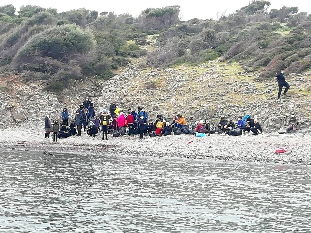 Ayvalık\'ta denizde sürüklenerek adada mahsur kalan 48 göçmen kurtarıldı
