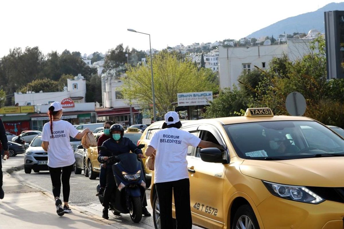 Bodrum Belediyesi iftara yetişemeyenlere kumanya dağıttı