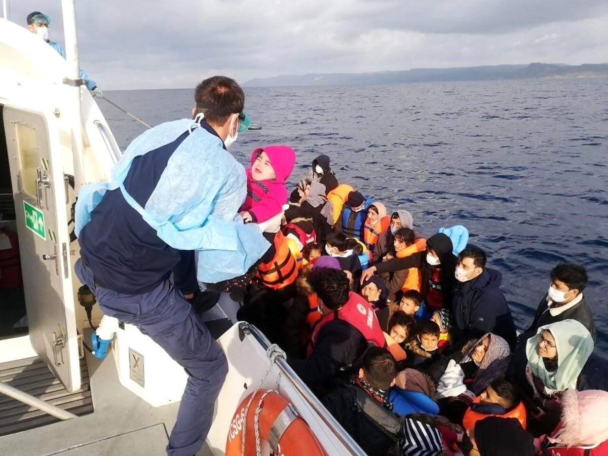 Çanakkale açıklarında 110 düzensiz göçmen kurtarıldı