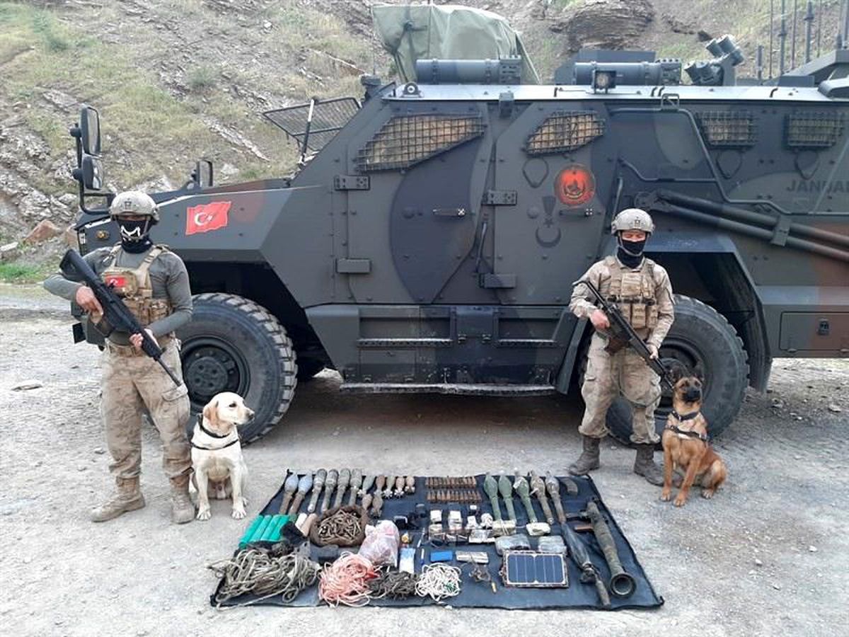 Son dakika haberleri! Çukurca\'da PKK\'ya darbe: Çok sayıda silah ve mühimmat ele geçirildi