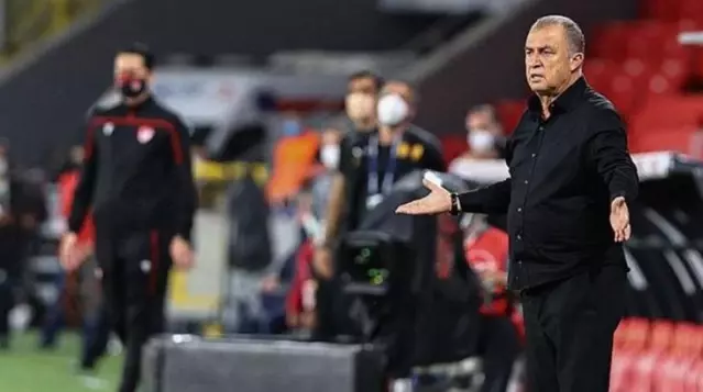 Fatih Terim: Bazen ben de yumruklarımı sıkıyorum, yutkunuyorum ama Galatasaraylılara verdiğim söz aklıma geliyor Fatih Terim: Bazen ben de yumruklarımı sıkıyorum, yutkunuyorum ama Galatasaraylılara verdiğim söz aklıma geliyor