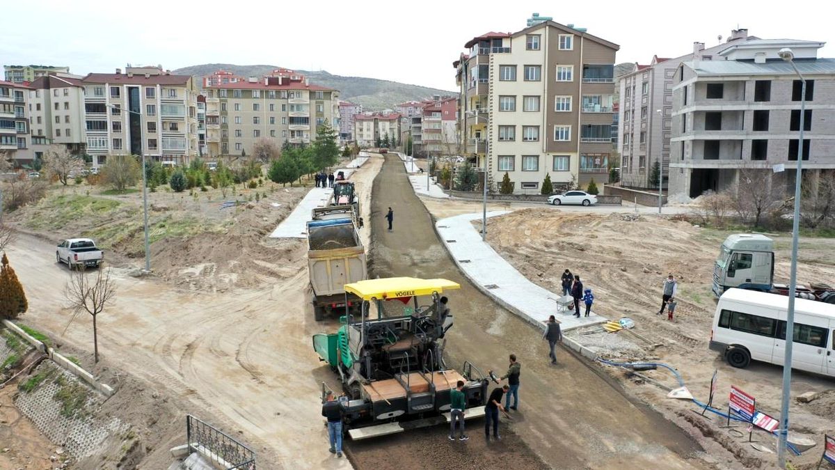 Gazi Caddesinde sıcak asfalt öncesinde PMT serimine başlandı