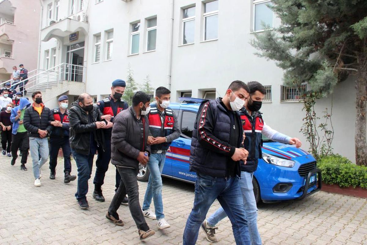 Son dakika haberi! İzmir\'deki uyuşturucu operasyonunda yakalanan şüphelilerden 18\'i tutuklandı