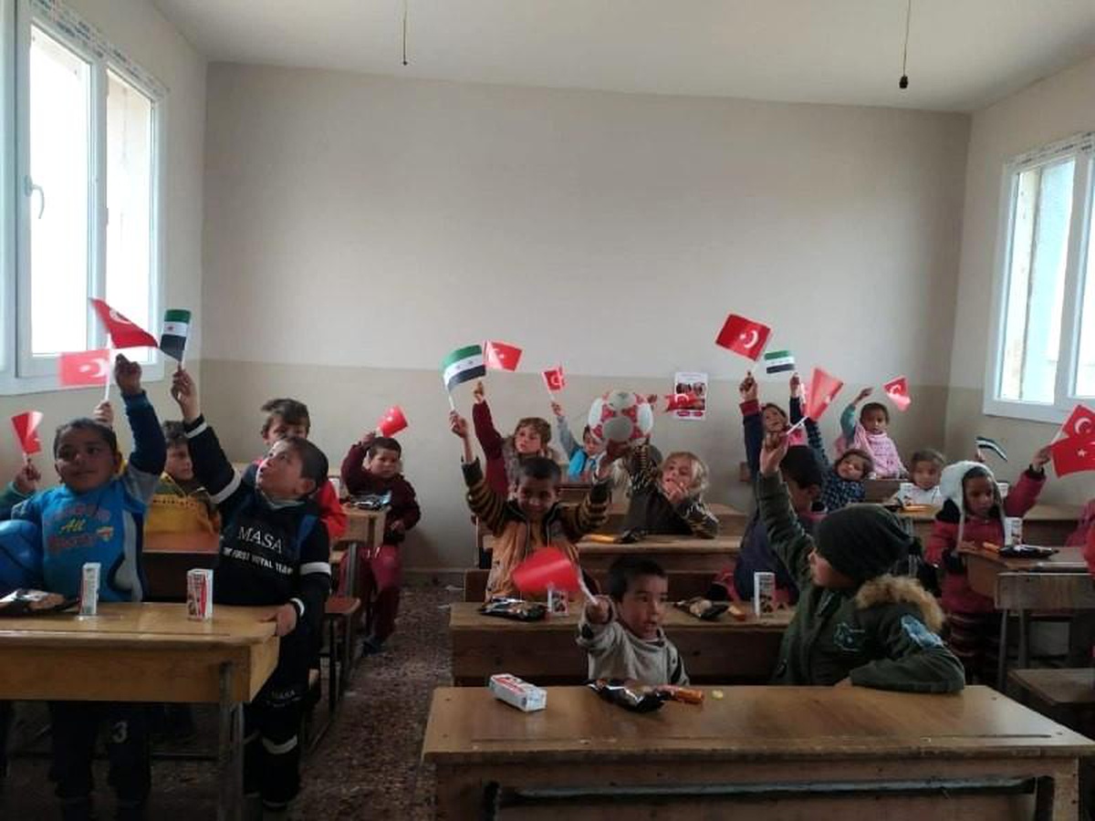 Son dakika haberleri: Kahraman Mehmetçik çocukların yüzünü güldürdü
