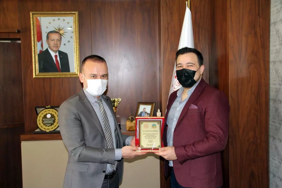 Milli Eğitim Müdürü Tekin, Çetintaş\'a plaket takdim etti