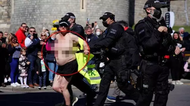 Prens Philip'in cenaze töreninde akılalmaz protesto! Kalabalığın içinde çırılçıplak soyundu Prens Philip'in cenaze töreninde akılalmaz protesto! Kalabalığın içinde çırılçıplak soyundu